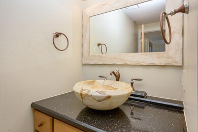 5-web-or-mls-2005 E Mistral Ln-03
