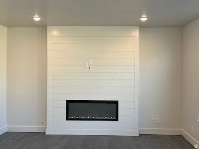 LARGE GREAT ROOM W/ FIRPLACE!