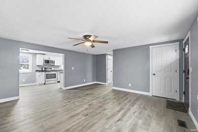 332 W Pleasant St, Churubusco, IN 46723 - photo 5