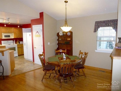 1078 NW 19th Place, Redmond, OR 97756 - photo 3