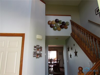 2 Story foyer with decorative nooks