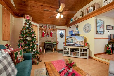 211 N Maple St-13