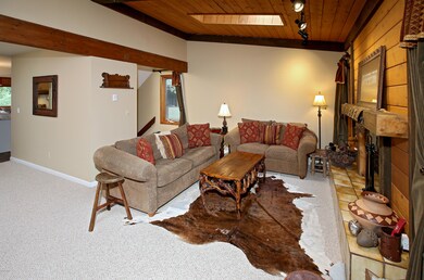 2560_kinnickinnick_unit_1_living_3