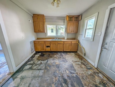 2323 E 23rd St, Des Moines, IA 50317 - photo 5