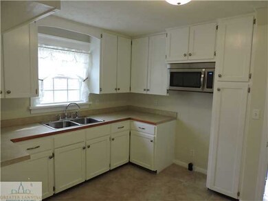 1127 Alsdorf St, Lansing, MI 48910 - photo 2