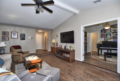 Family room with office/study that close with Fren