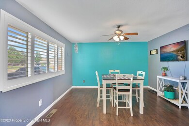 Entry room/ dining area