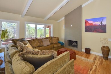 004_Living Room