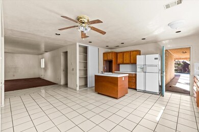 048-436390- dining area