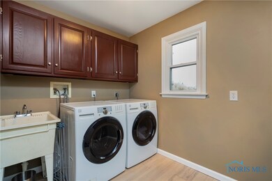 Mud Room w/ Wet Sink. Washer/Dryer Included!