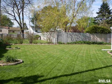 2142 W 38th St, Davenport, IA 52806 - photo 3