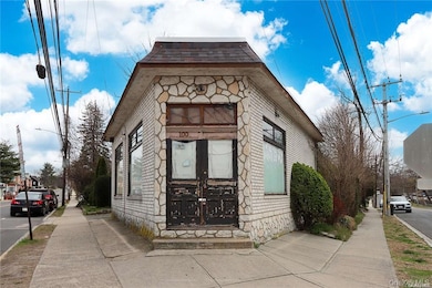 100 Steamboat Rd, Great Neck, NY 11024 - photo 3