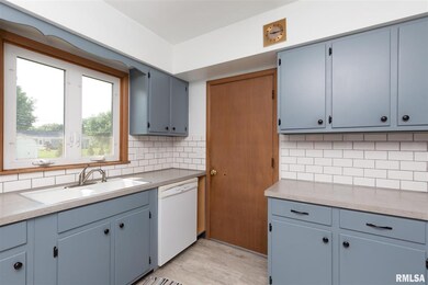 2702 N Fillmore St, Davenport, IA 52804 - photo 7