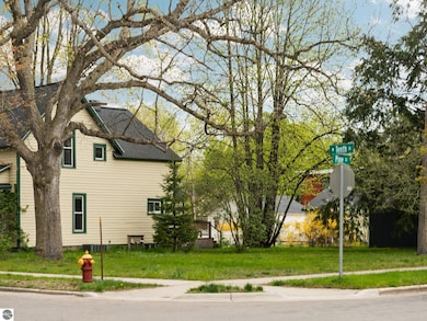 302 W Tenth St, Traverse City, MI 49684 - photo 2