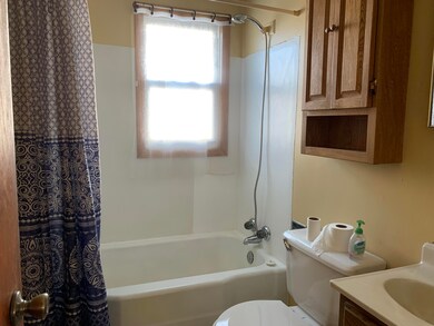 MAIN BATHROOM<|><|>