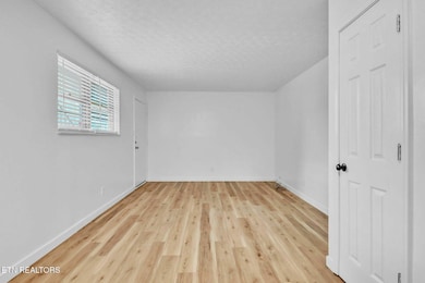 211 Elyria Dr, Knoxville, TN 37912 - photo 7