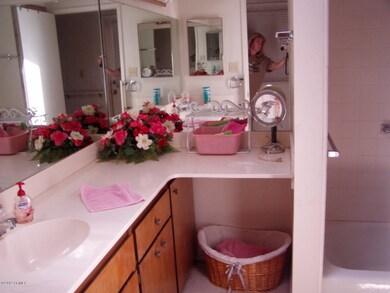 Large full bath next to 4th bdrm