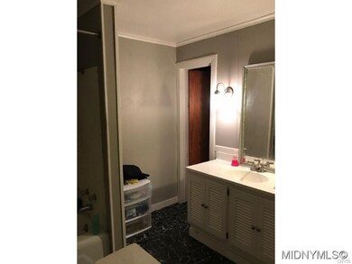 Master bath w/ walkin closet