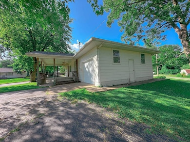 501 N Main St, Pleasant Hill, IL 62366 - photo 3