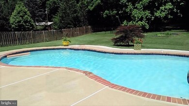 8512 Pineway Dr, Laurel, MD 20723 - photo 2