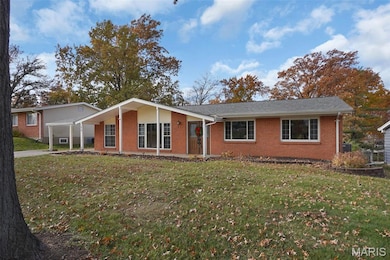 1019 Orchard Lakes Dr, Saint Louis, MO 63146 - photo 2