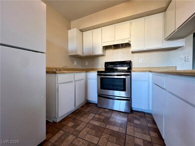 1920 Roosevelt St unit B, North Las Vegas, NV 89030 - photo 3