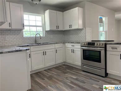 827 E Cedar St, Seguin, TX 78155 - photo 3