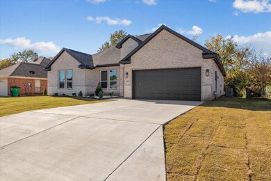 1109 Oxford Dr, Gainesville, TX 76240 - photo 2
