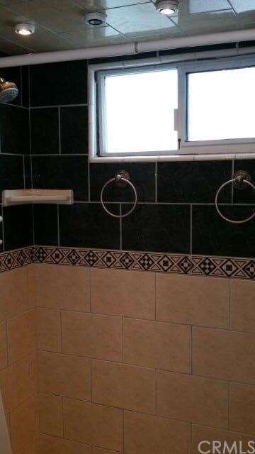 TILED SHOWER WITH TRACT LIGHTING