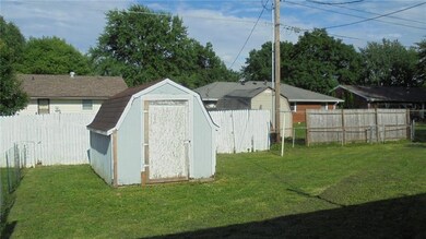 2121 Timbercrest Dr, Columbus, IN 47203 - photo 2