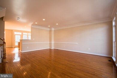 9977 Cyrandall Dr, Oakton, VA 22124 - photo 4