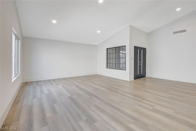 9101 Emerald Cove Ct, Las Vegas, NV 89117 - photo 7