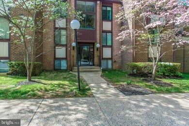 9725 Kings Crown Ct unit 201, Fairfax, VA 22031 - photo 4