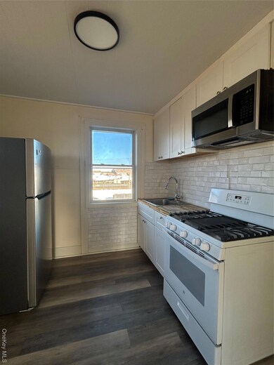 25 Auburn Ave unit 2, Bay Shore, NY 11706 - photo 2