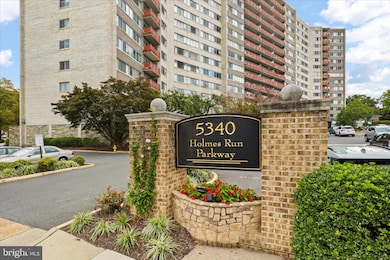 The Pavilion on the Park unit 904, Alexandria, VA 22304 - photo 2