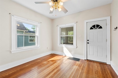 1046 12th St NE, Cedar Rapids, IA 52402 - photo 4