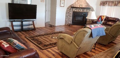 811 Lan family room