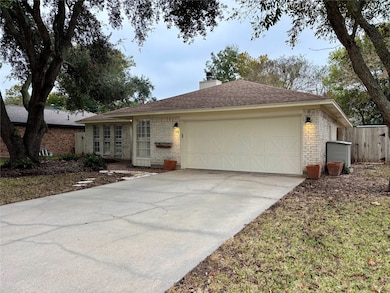 116 Bougainvillea St, Lake Jackson, TX 77566 - photo 2