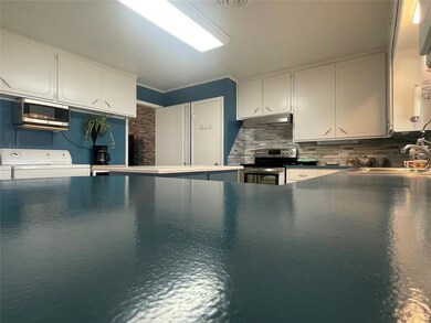 Beautiful Counter Tops in a very Efficient Kitchen