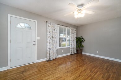 1422 E Locust St-5