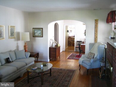 621 Warwick Rd, Baltimore, MD 21229 - photo 3