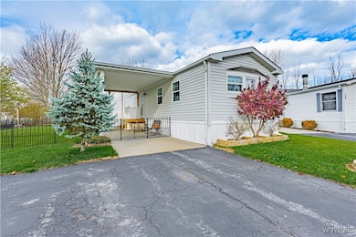 1158 Timberwood Ct, Lockport, NY 14094 - photo 2