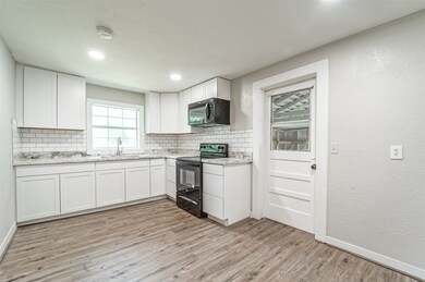 1922 W Sealy St, Alvin, TX 77511 - photo 6