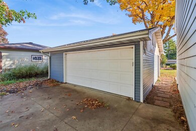 306 E 20th St N, Newton, IA 50208 - photo 3