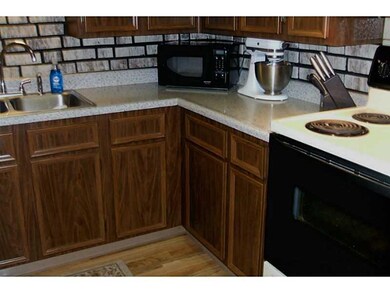Kitchen. Very clean kitchen.  Stove as rollers und