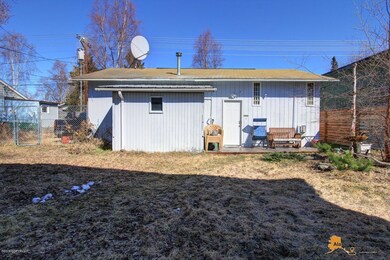 Detached Garage/Back Yard