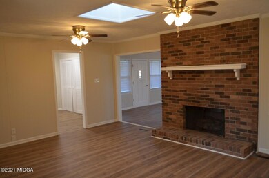 4.3667TidwellRdLivingRm