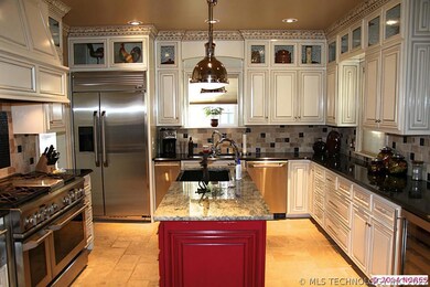 Gourmet kitchen with 6 burner, Convection,Wine/bee