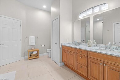 Spacious Master Bathroom with Double Sinks, granit