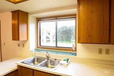 337 S Valley Dr, Nampa, ID 83686 - photo 7